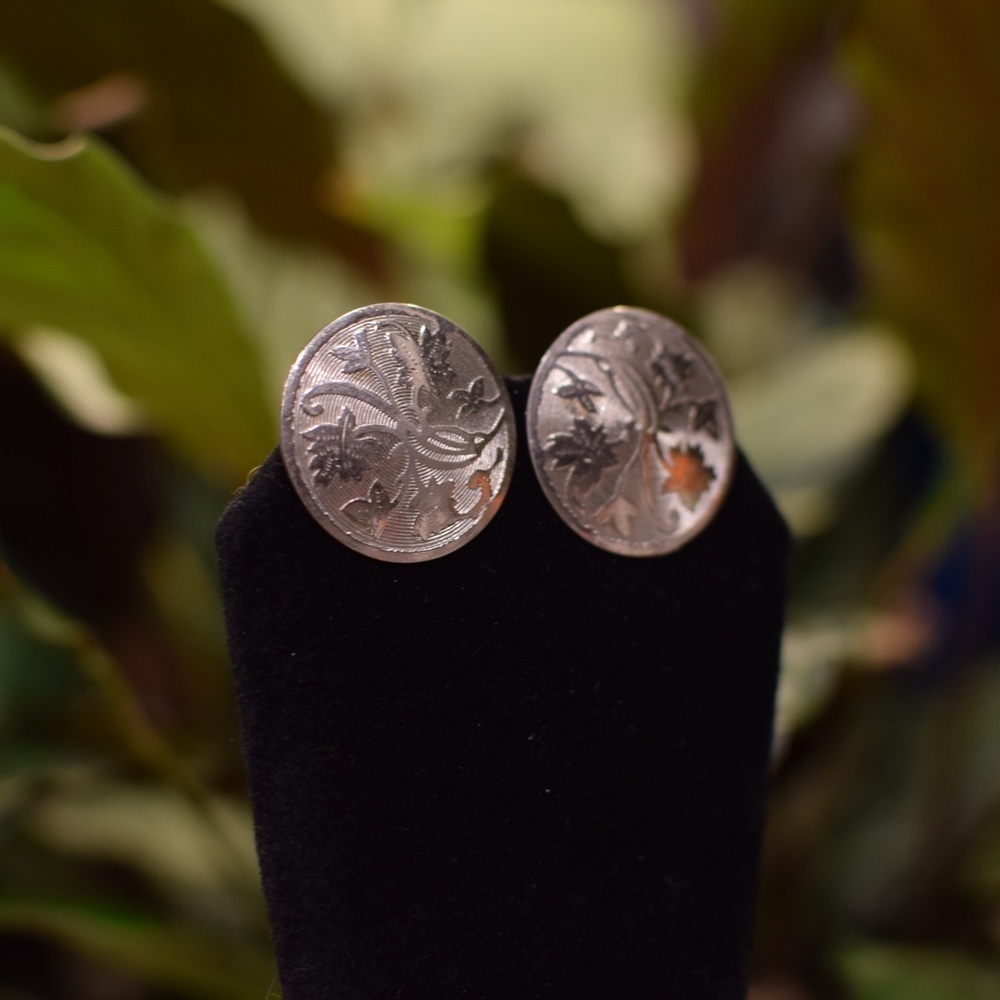 Vintage Silver-Tone Floral Leaf Round Shield Clip-On Earrings Retro Chic - Picture 2 of 4